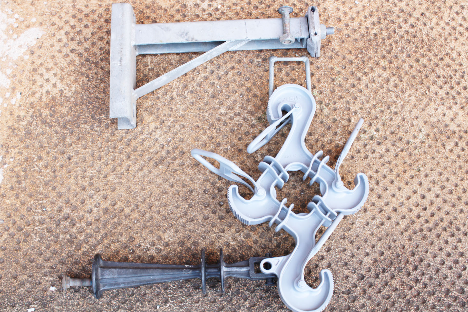 PROJETOS DE REDES DE DISTRIBUIÇÃO AÉREAS URBANAS – REGRAS GERAIS DE PROJETOS E TECNOLOGIA DAS REDES NUAS DE BT E MT E COMPACTA EM ESPAÇADORES - CPRU-001