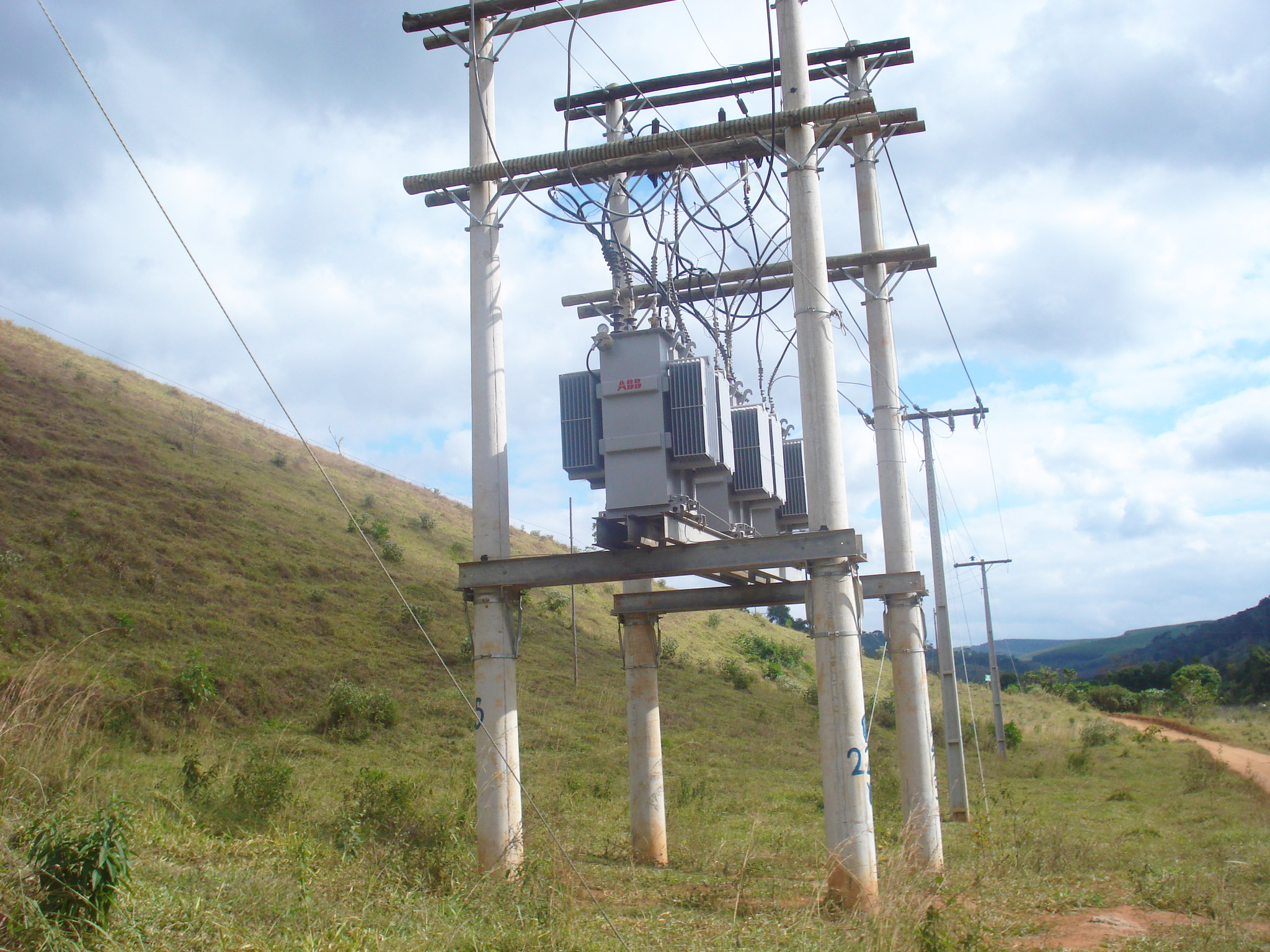 NOÇÕES DE PROJETOS E OBRAS DE REDES DE DISTRIBUIÇÃO AÉREAS RURAIS PARA TOPÓGRAFOS - CTRD-002
